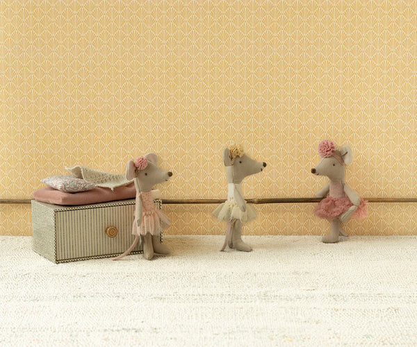Maileg Dance Mouse in Daybed
