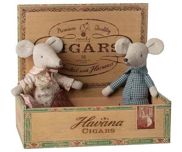 Maileg Grandma & Grandpa in Cigarbox